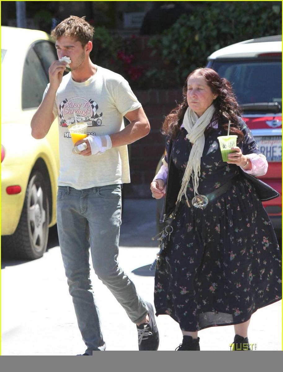 /dateien/np66944,1289403991,shia-la-beouf-jamba-juice-15