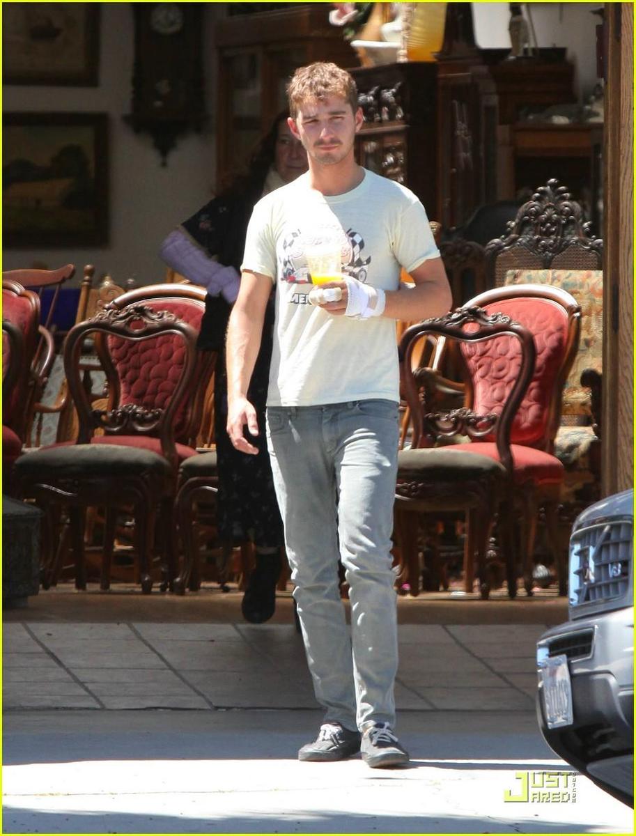 /dateien/np66944,1289404252,shia-la-beouf-jamba-juice-22