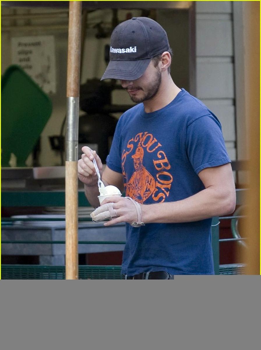 /dateien/np66944,1289406311,shia-labeouf-ice-cream-04