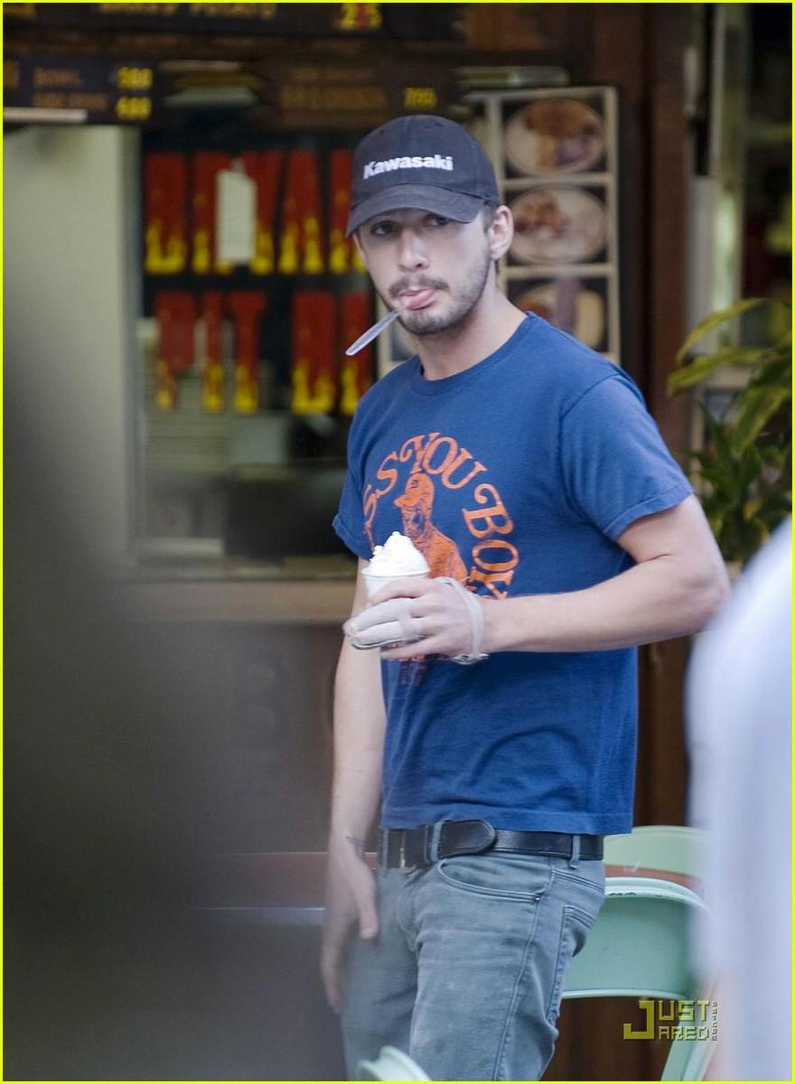 /dateien/np66944,1289406575,shia-labeouf-ice-cream-07