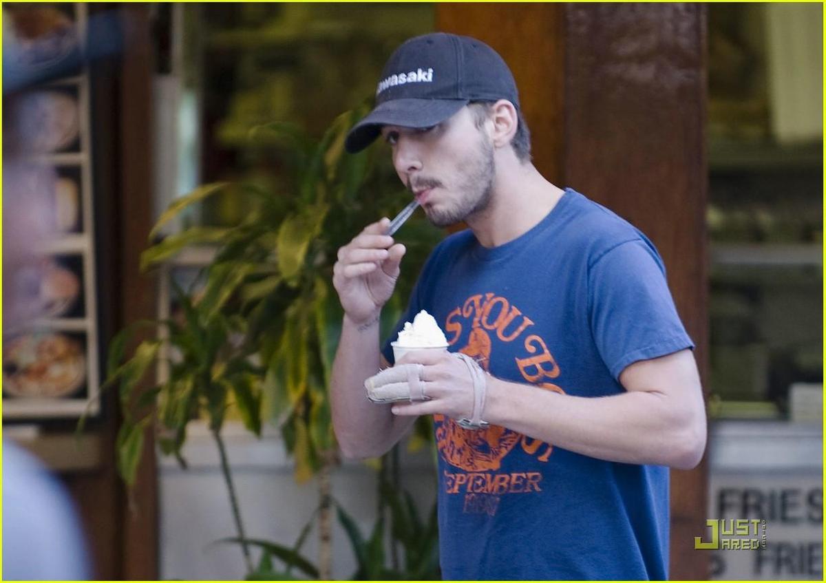 /dateien/np66944,1289406725,shia-labeouf-ice-cream-09