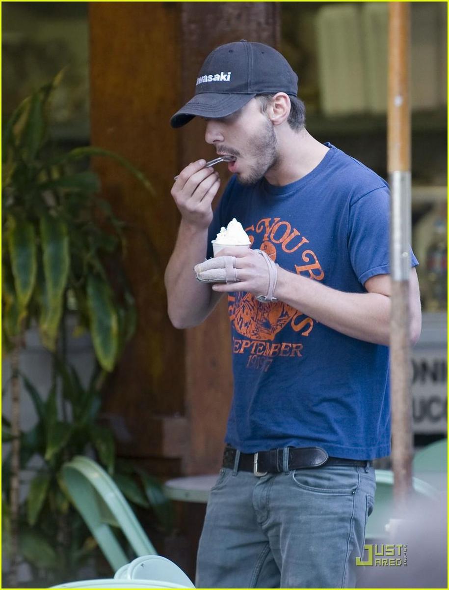 /dateien/np66944,1289406725,shia-labeouf-ice-cream-11