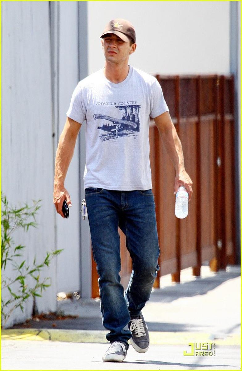 /dateien/np66944,1289587981,shia-labeouf-gas-station-09
