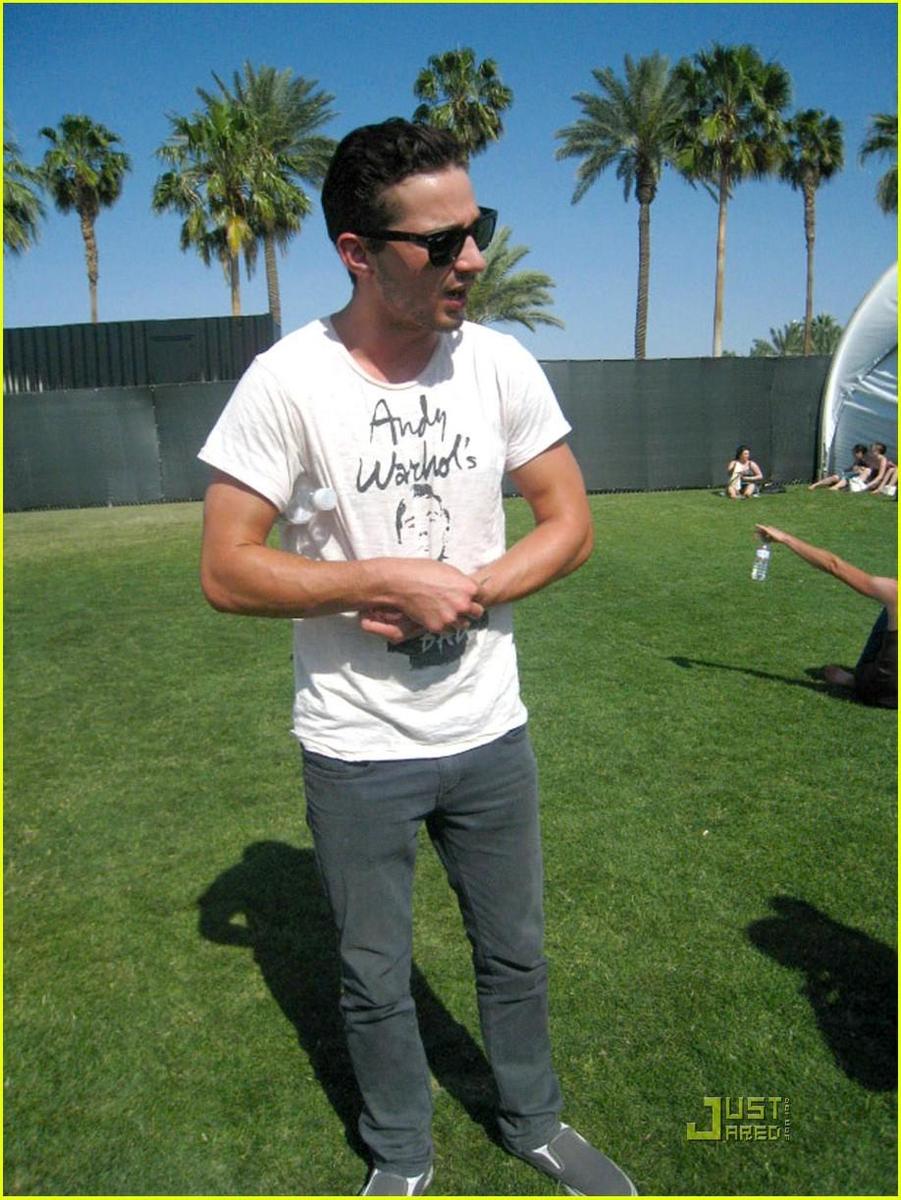 /dateien/np66944,1289663792,shia-labeouf-shirtless-coachella-01