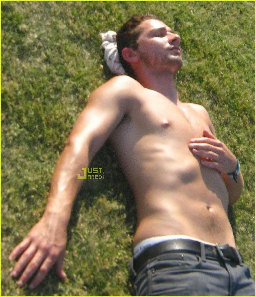 /dateien/np66944,1289663853,shia-labeouf-shirtless-coachella-03