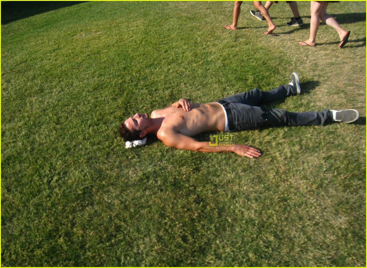 /dateien/np66944,1289663853,shia-labeouf-shirtless-coachella-04