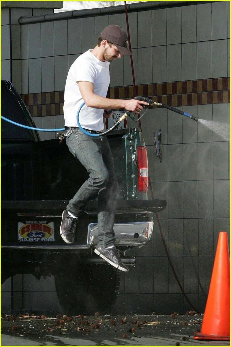 /dateien/np66944,1289665304,shia-labeouf-car-wash-01