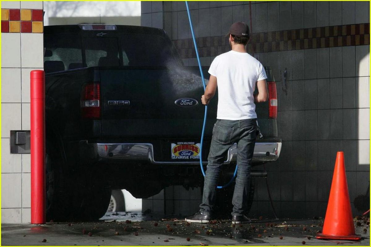 /dateien/np66944,1289665304,shia-labeouf-car-wash-03