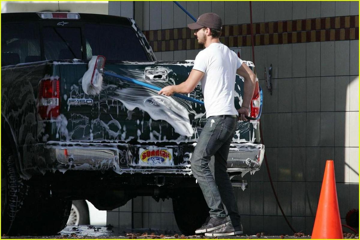 /dateien/np66944,1289665458,shia-labeouf-car-wash-06