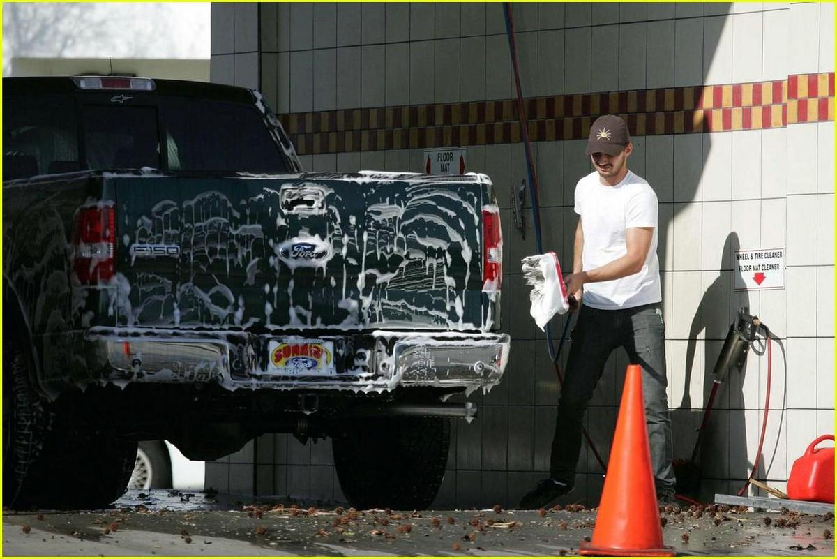 /dateien/np66944,1289665458,shia-labeouf-car-wash-07