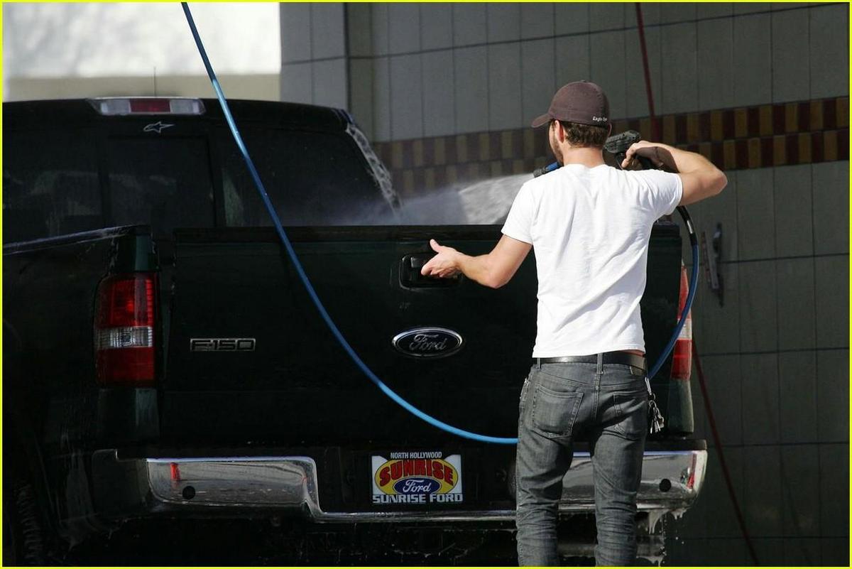 /dateien/np66944,1289665545,shia-labeouf-car-wash-08