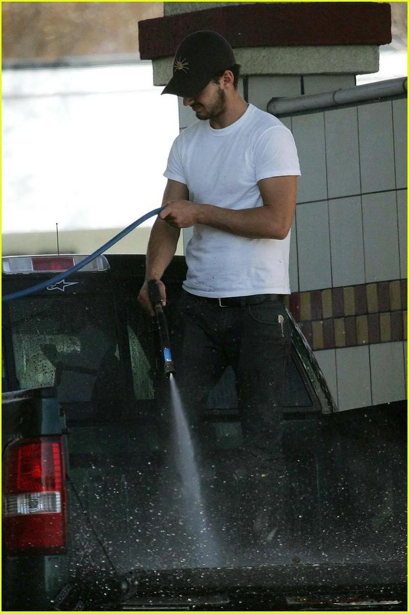 /dateien/np66944,1289665545,shia-labeouf-car-wash-09