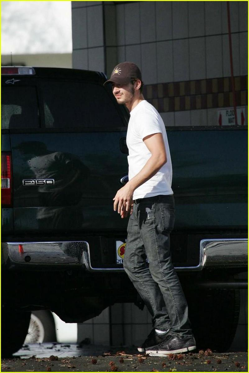 /dateien/np66944,1289665545,shia-labeouf-car-wash-10