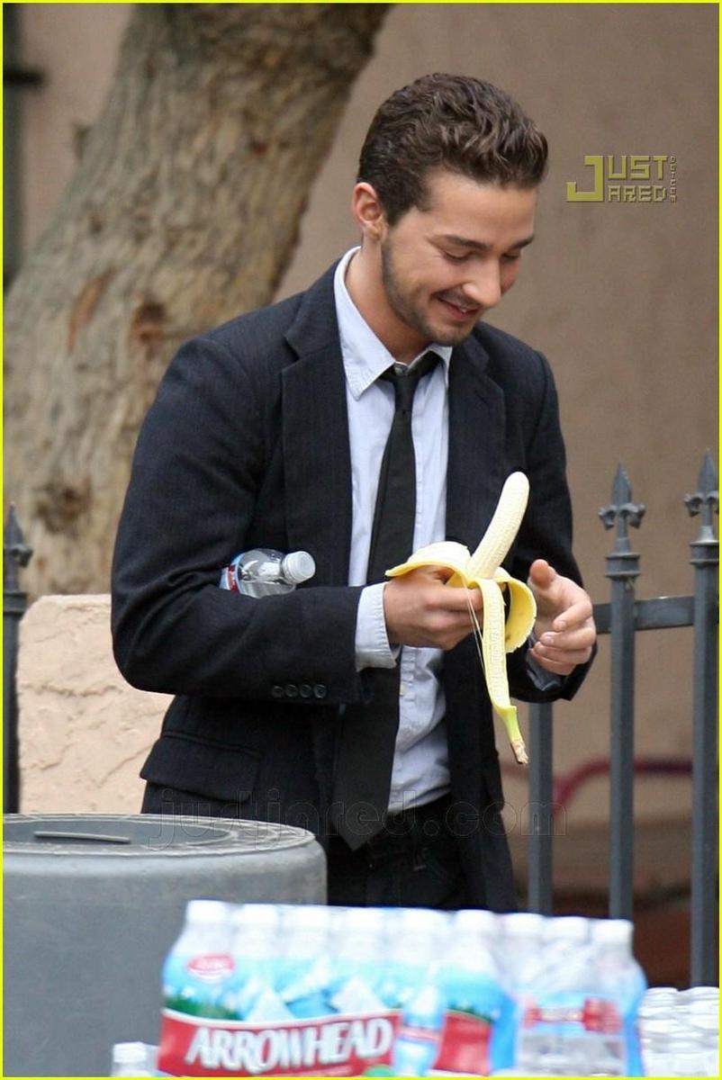 /dateien/np66944,1289676162,shia-labeouf-banana-break-04