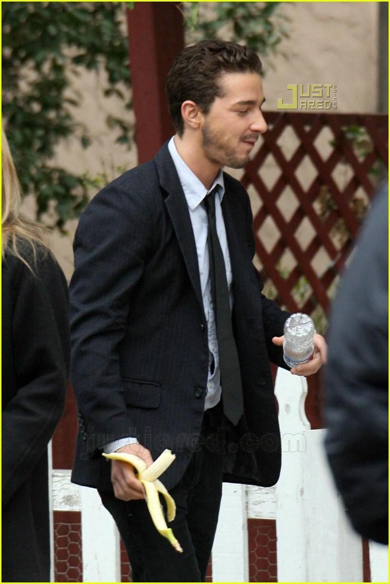 /dateien/np66944,1289676162,shia-labeouf-banana-break-06