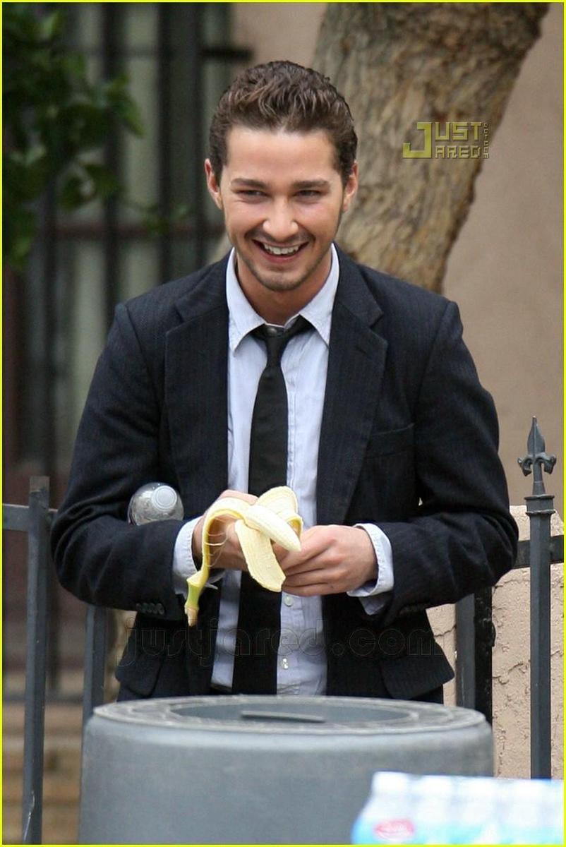 /dateien/np66944,1289676382,shia-labeouf-banana-break-07