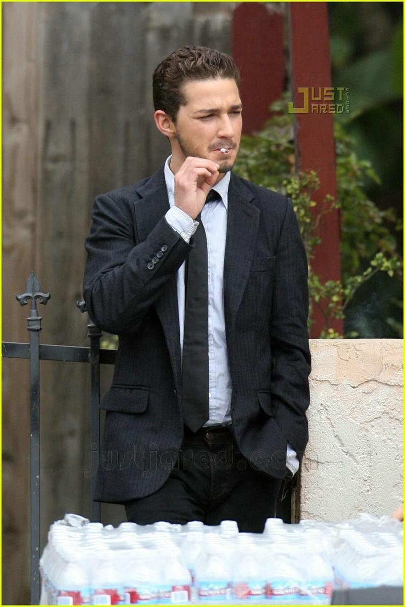 /dateien/np66944,1289676382,shia-labeouf-banana-break-09