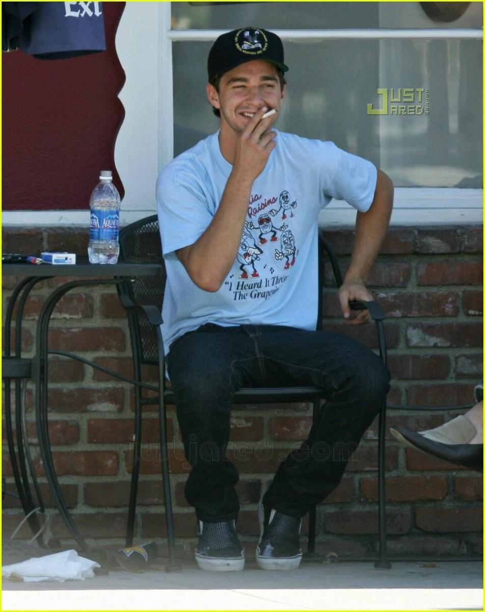 /dateien/np66944,1289679007,shia-labeouf-smoking-02