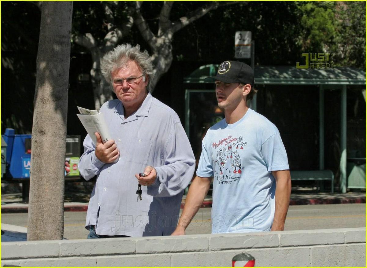 /dateien/np66944,1289679007,shia-labeouf-smoking-03