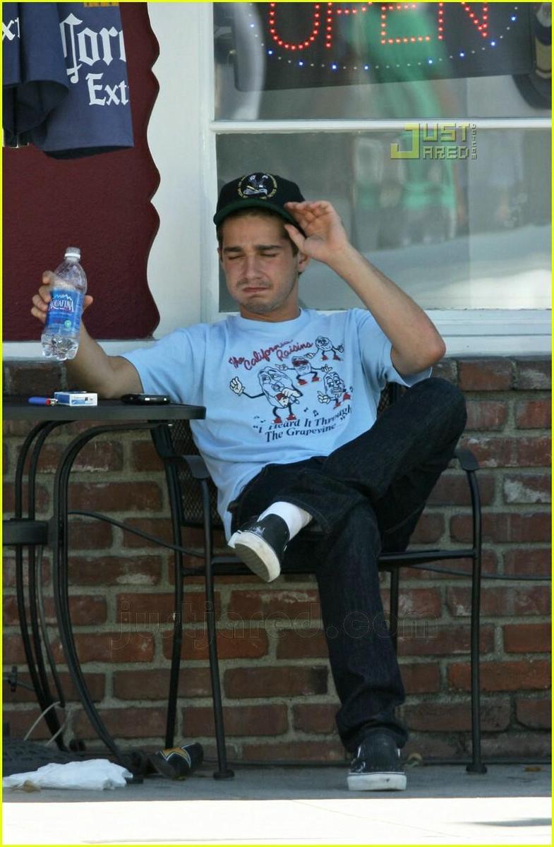 /dateien/np66944,1289679152,shia-labeouf-smoking-04