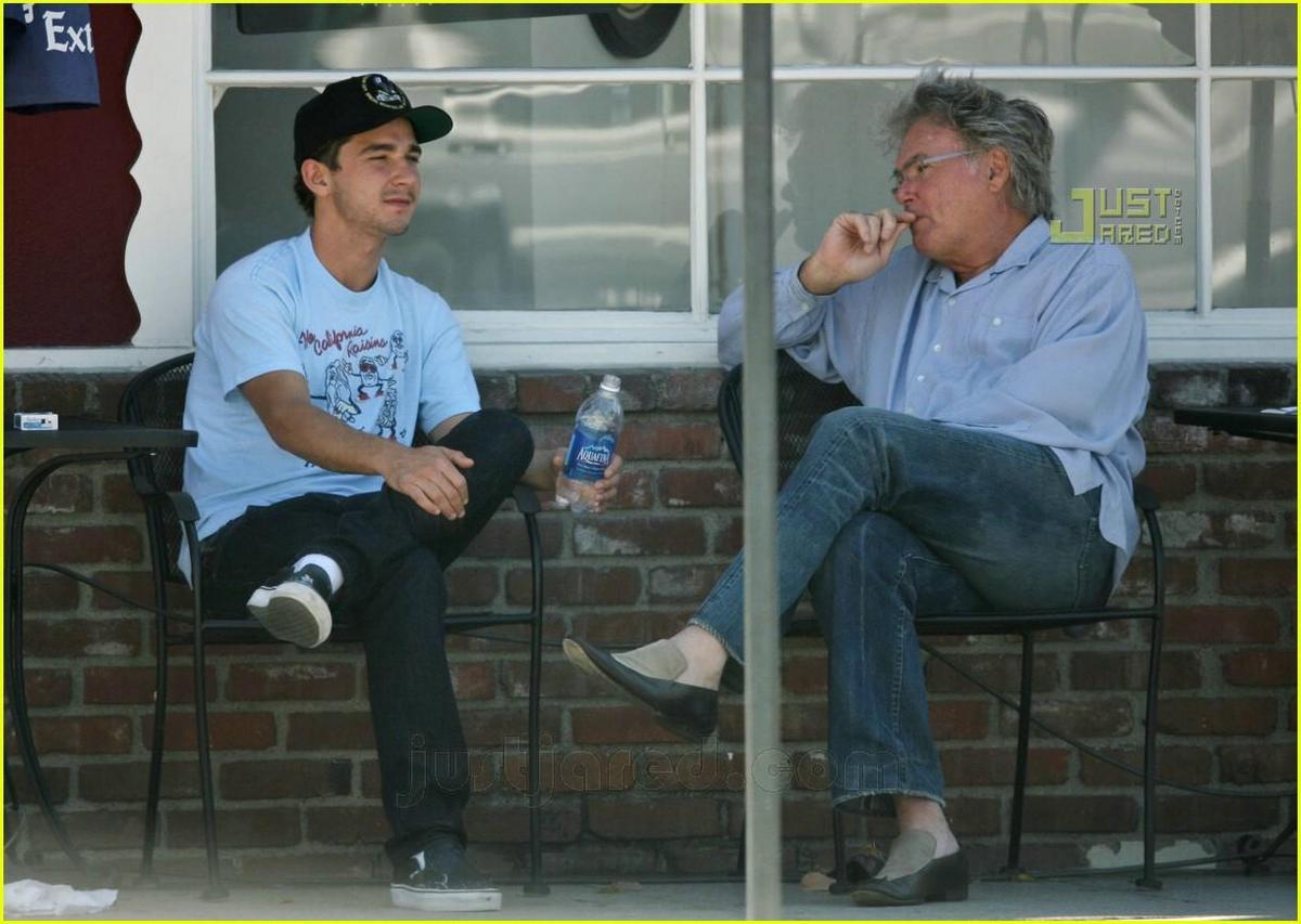 /dateien/np66944,1289679152,shia-labeouf-smoking-05