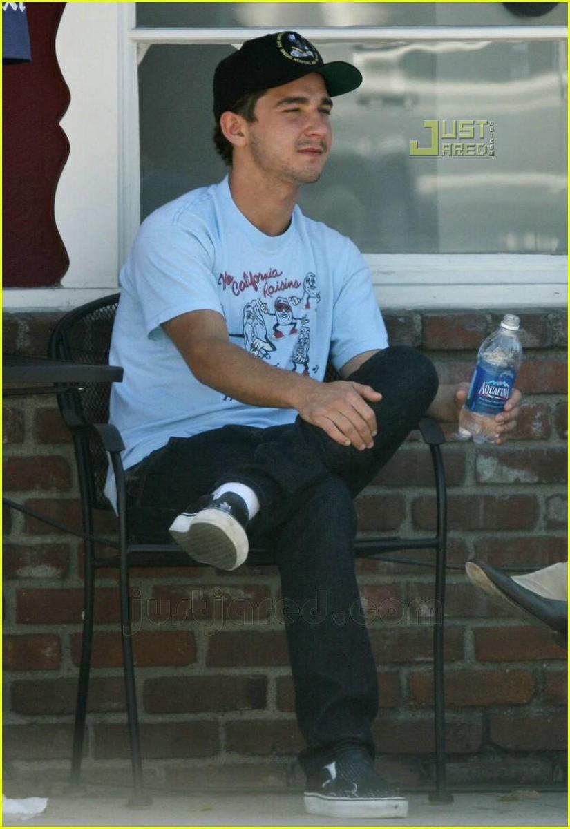 /dateien/np66944,1289679310,shia-labeouf-smoking-10