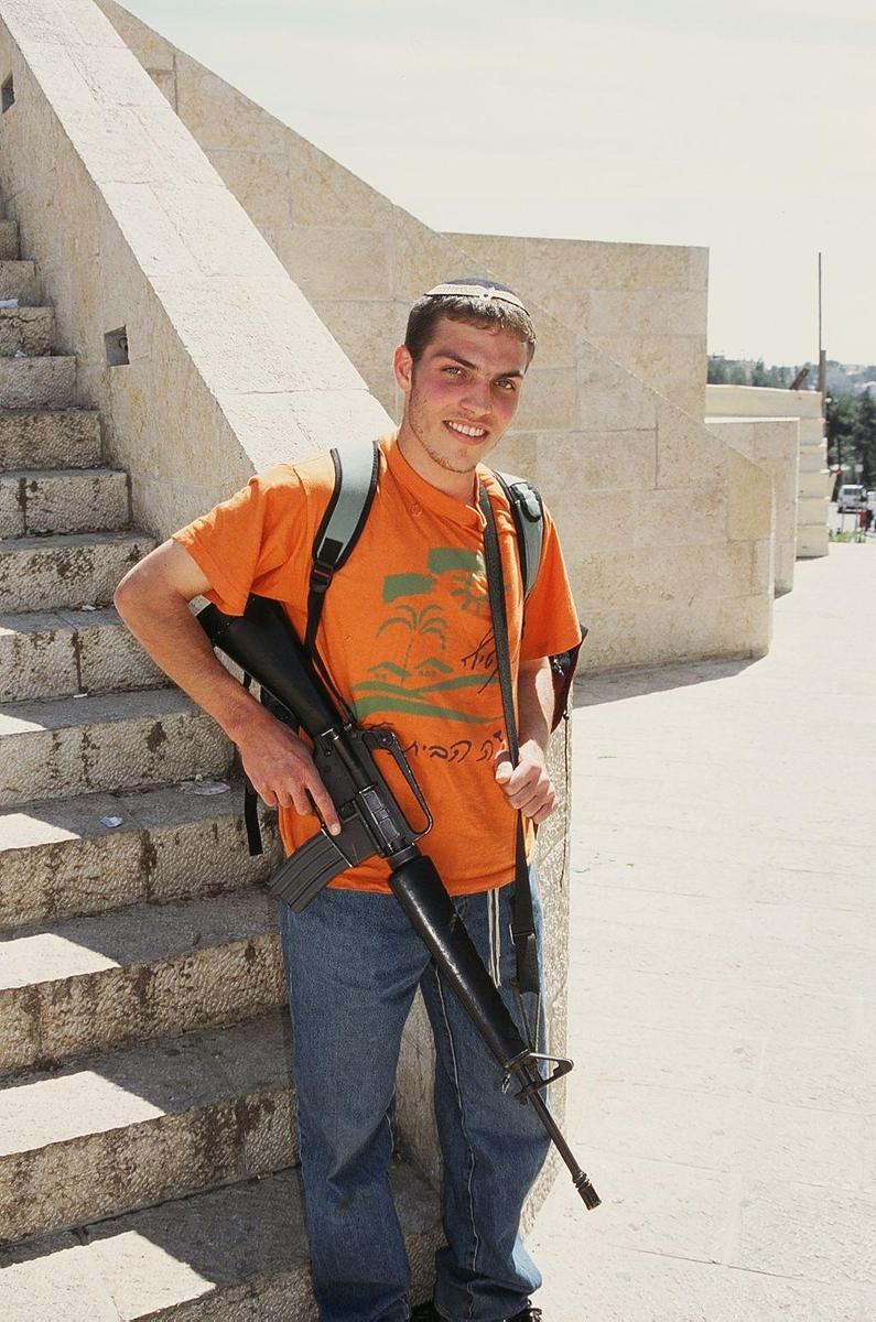 /dateien/pr28907,1232487733,Israel 8 Young israelic settler with rifle