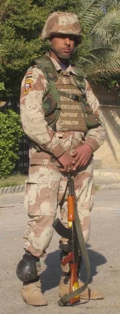 /dateien/pr54671,1245632143,iraqi soldier with elbow pads aro 2