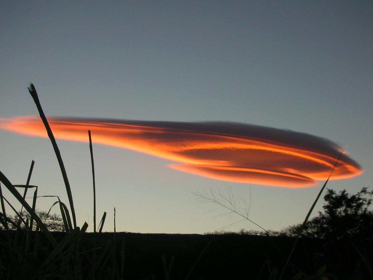 /dateien/uf28955,1290184329,Lenticular Cloud Formation2C Hawaii Island