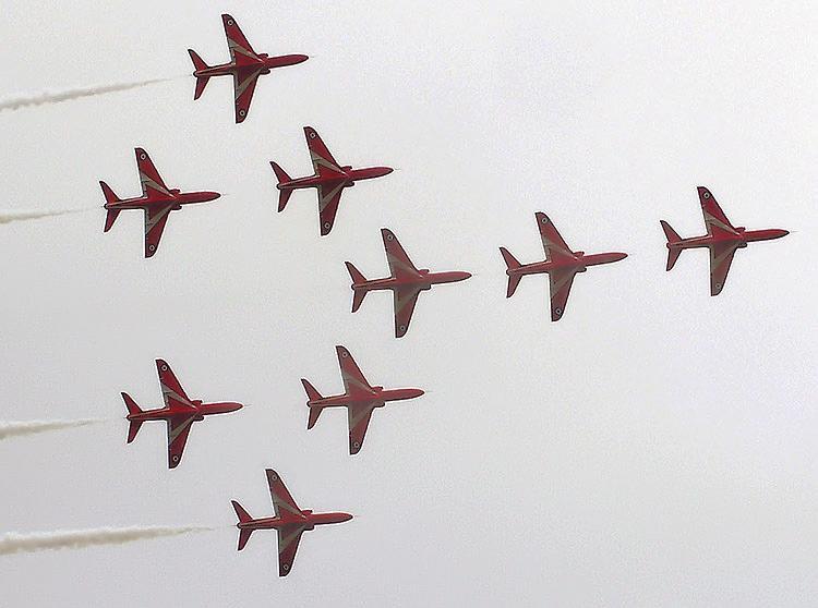 /dateien/uf51676,1238885756,redarrowsformation1arp7