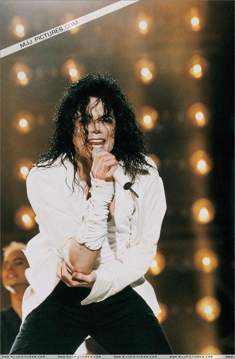 /dateien/uh60207,1270318868,mj-michael-jackson-10878529-784-1200