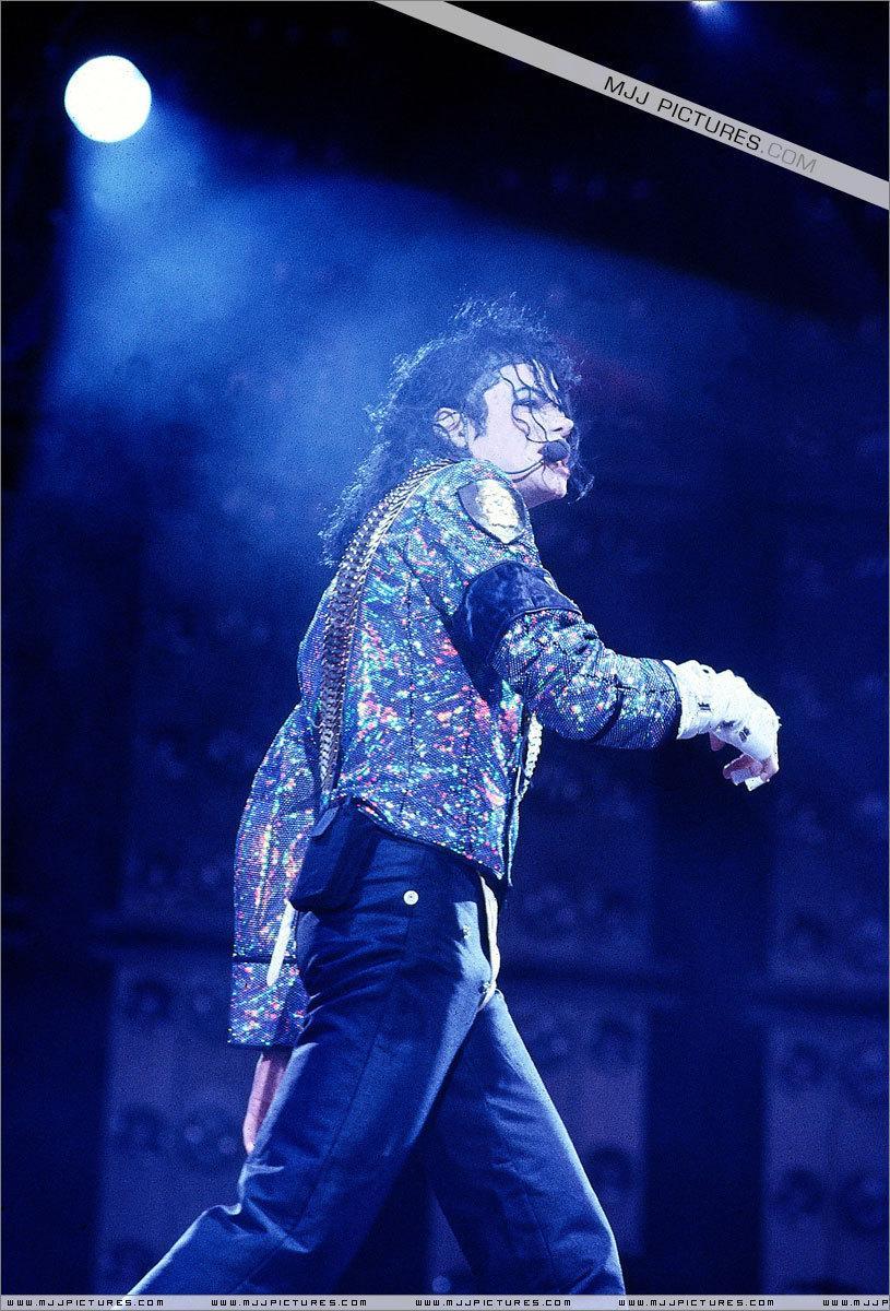 /dateien/uh60207,1270666608,MJ-Dangerous-Tour-michael-jackson-7218151-815-1200