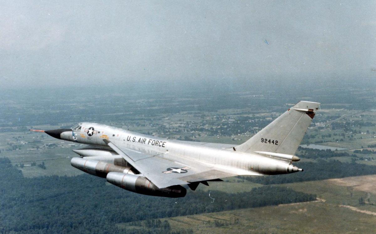 /dateien/uh60626,1266610640,Convair B-58A Hustler in flight 28SN 59-244229. Photo taken on June 292C 1967 061101-F-1234P-019