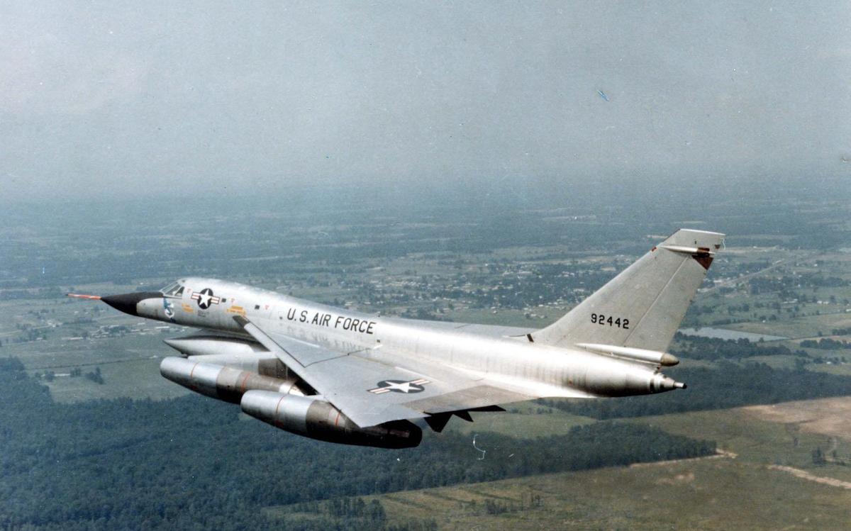 /dateien/uh60626,1266610640,Convair B-58A Hustler in flight 28SN 59-244229. Photo taken on June 292C 1967 061101-F-1234P-019
