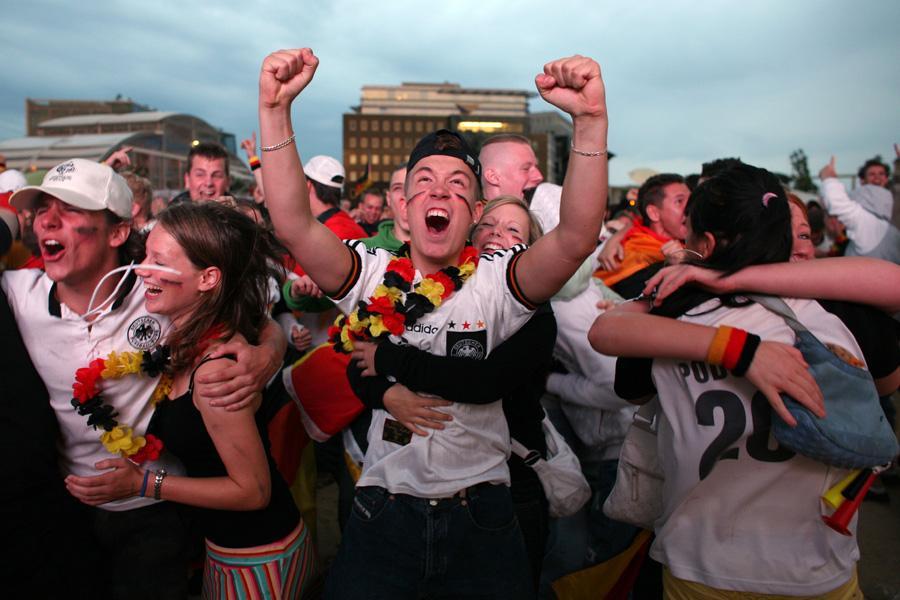 /dateien/uh63847,1278255413,05 Fans beim EM-Spiel Deutschland-Portugal in Berlin 01