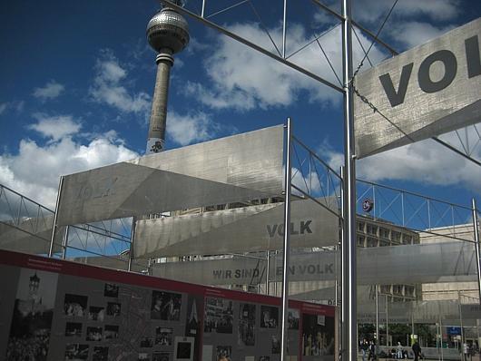 /dateien/vo56123,1251303831,berlin-alexanderplatz-ausstellung-20-jahre-friedliche-revolution-mauerfall-1989-2009