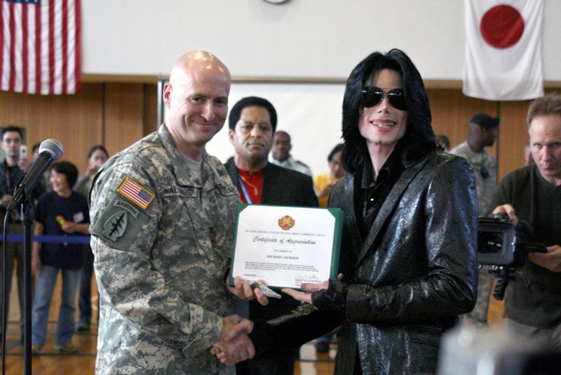 /dateien/vo56585,1262193633,Us-Army-Troops-micheal-Jackson-1