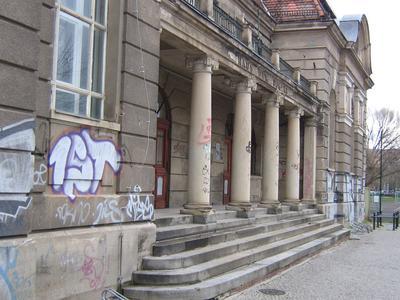 /dateien/vo61251,1271428303,Fraunhofer IAP Ei neuartiger Polymerlack soll historische Gebaeude vor Graffitis schuetzen