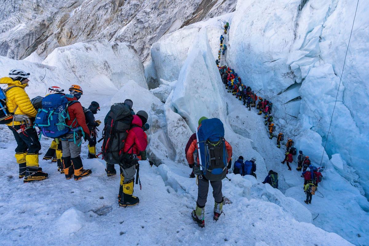 everest-crowds-line-khumbu
