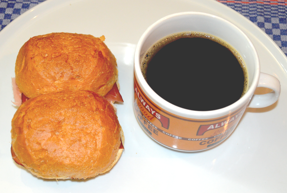 schinkenbrtchen mit Kaffee 1000 004