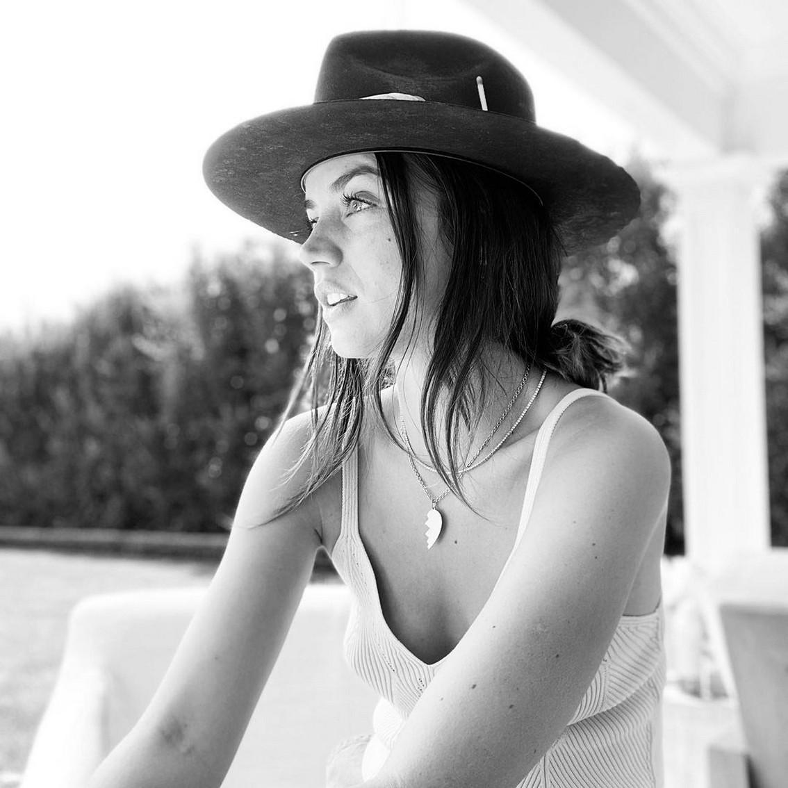Ana-De-Armas-Hot-BW-TheFappening.pro-7