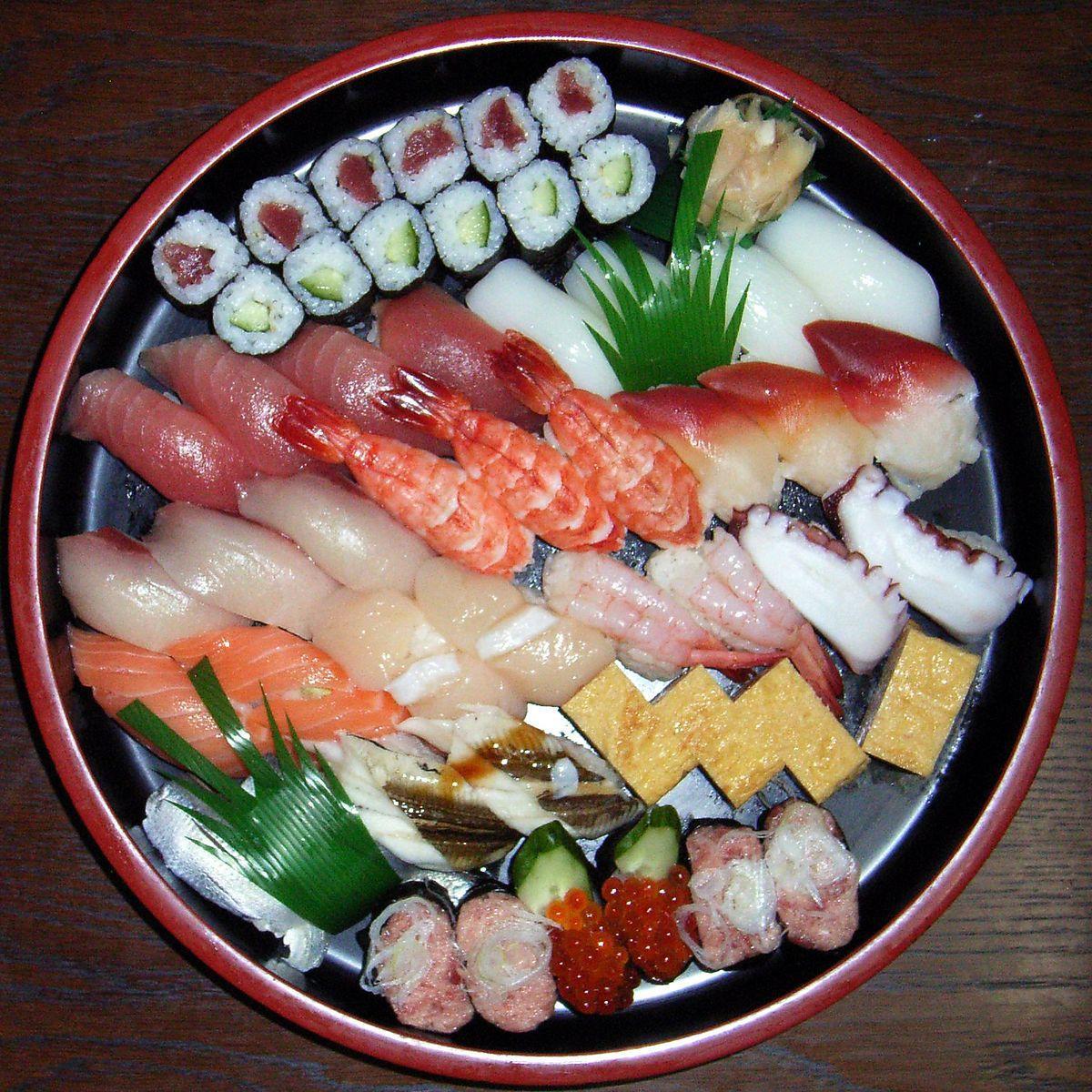 1200px-Sushi platter