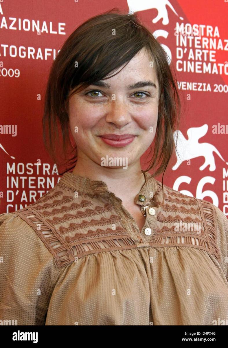 schauspielerin-maja-schoene-stellt-wahre