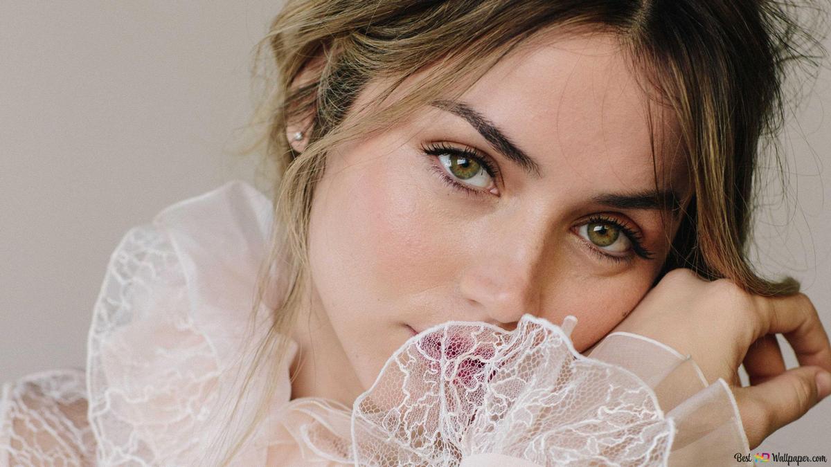 beautiful-actress-ana-de-armas-posing-in