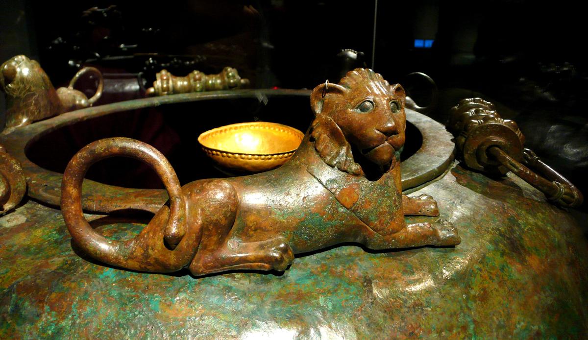 Hochdorf bronze container greek lion det