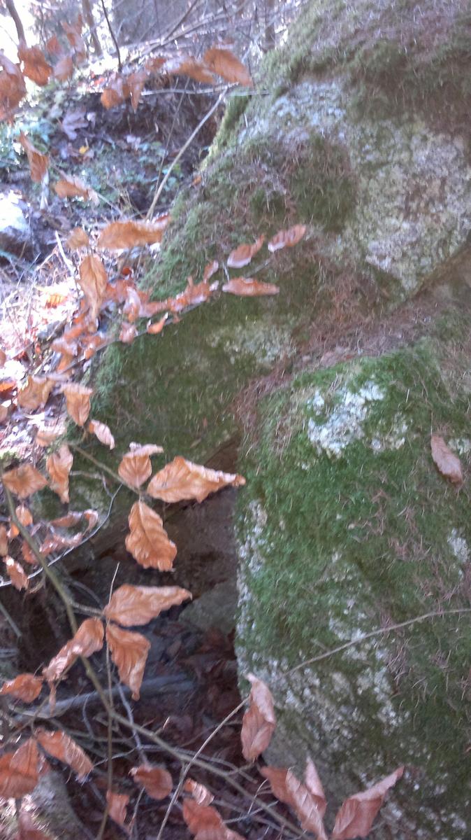 schraeg abgestuetzter Felsblock Scheiben