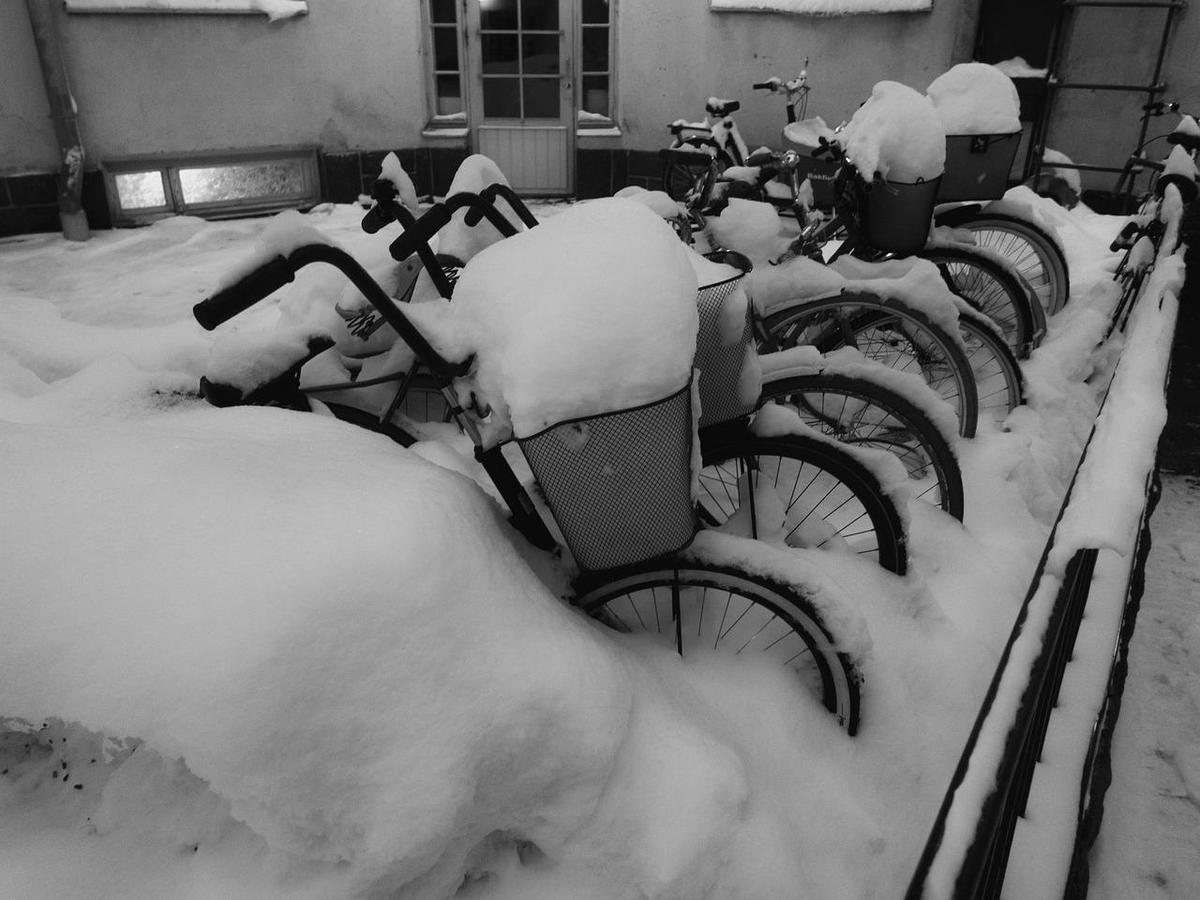bicycles-under-snow-5994672 1280