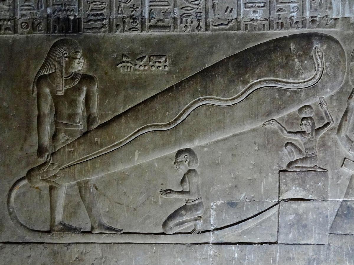 1920px-Dendera Krypta 50