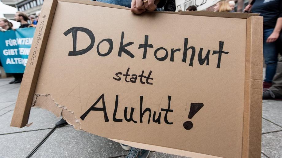 doktorhut-statt-aluhut-gesehen-beim-marc