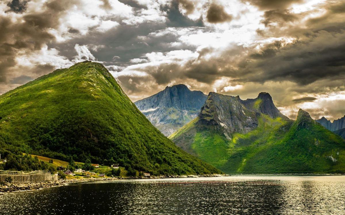 Summer-Landscape-Green-Norwegian-mountai
